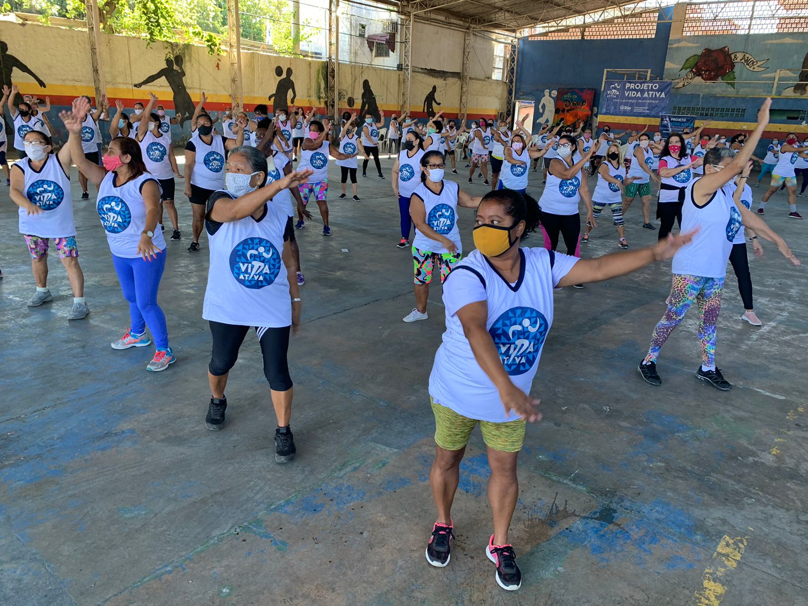 O início do projeto contou com 120 idosas, que tiveram aula de dança e ginástica - Divulgação