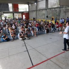 Entrega de cartão alimentação para idosos - Alexandre Macieira / Prefeitura do Rio