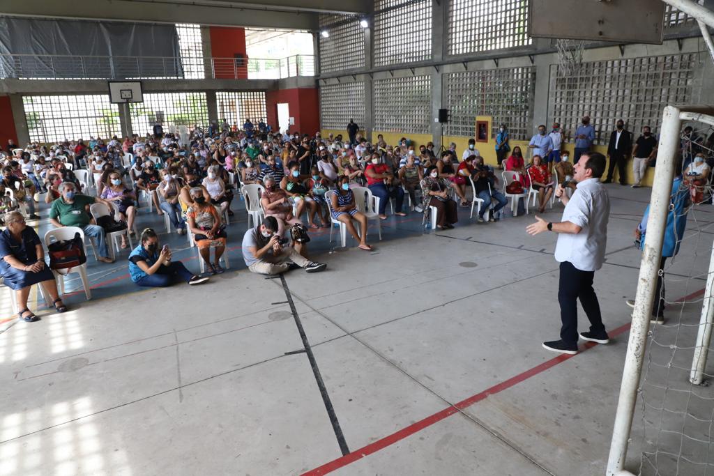 Entrega de cartão alimentação para idosos - Alexandre Macieira / Prefeitura do Rio