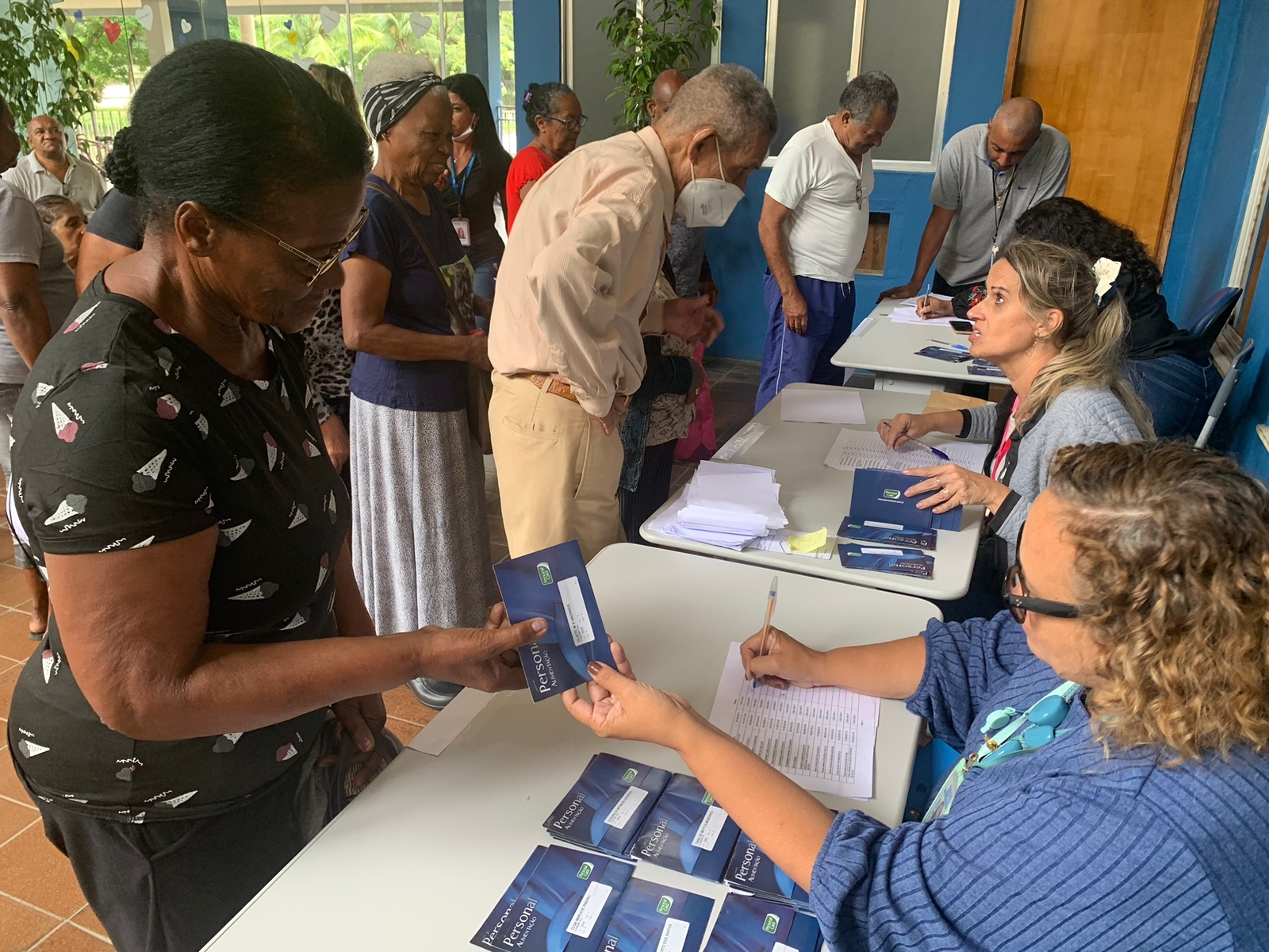 Entrega de cartões alimentação a idosos em situação de vulnerabilidade alimentar